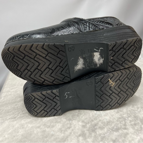 Dansko Tooled Leather Clogs Mules Black Paisley Casual Nurse Work Women's 36 - Picture 7 of 11